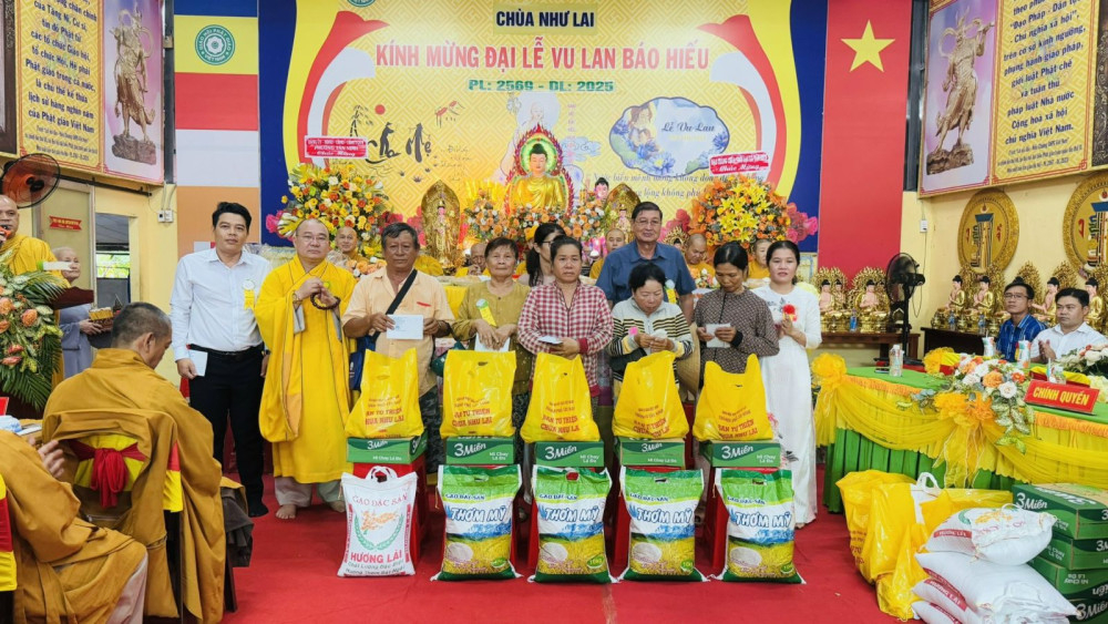 Lãnh đạo Sở Dân tộc và Tôn giáo, phường Tân Ninh và chùa Như Lai trao tặng quà cho người nghèo