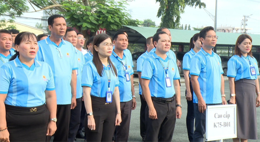 Học viên các lớp Cao cấp, Trung cấp lý luận chính trị tham gia nghi thức chào cờ cùng nhà trường