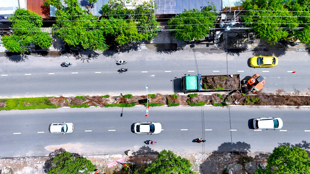Di dời cây xanh và đất trên các dải phân cách (Ảnh: TÂM GIANG)