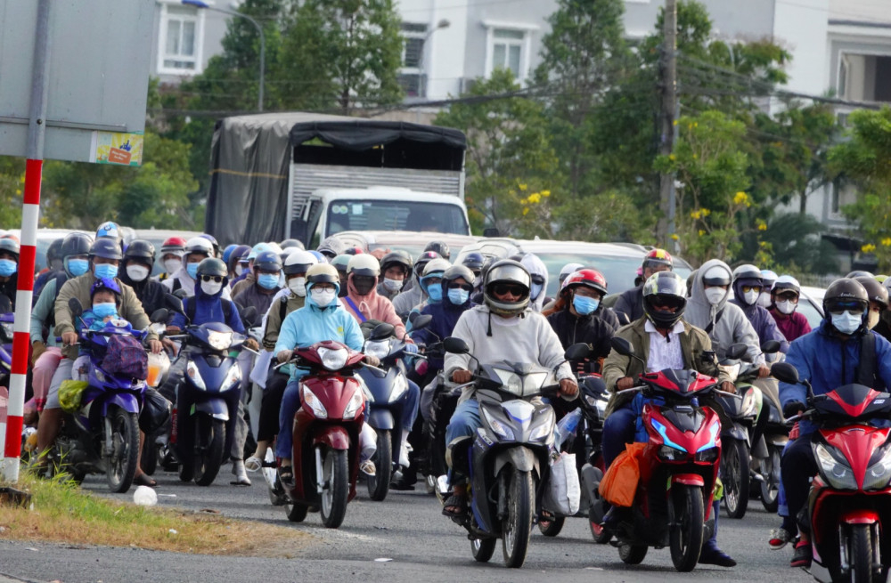 Phương tiện tham gia giao thông đông đúc cũng là nguyên nhân gia tăng nguy cơ ô nhiễm không khí