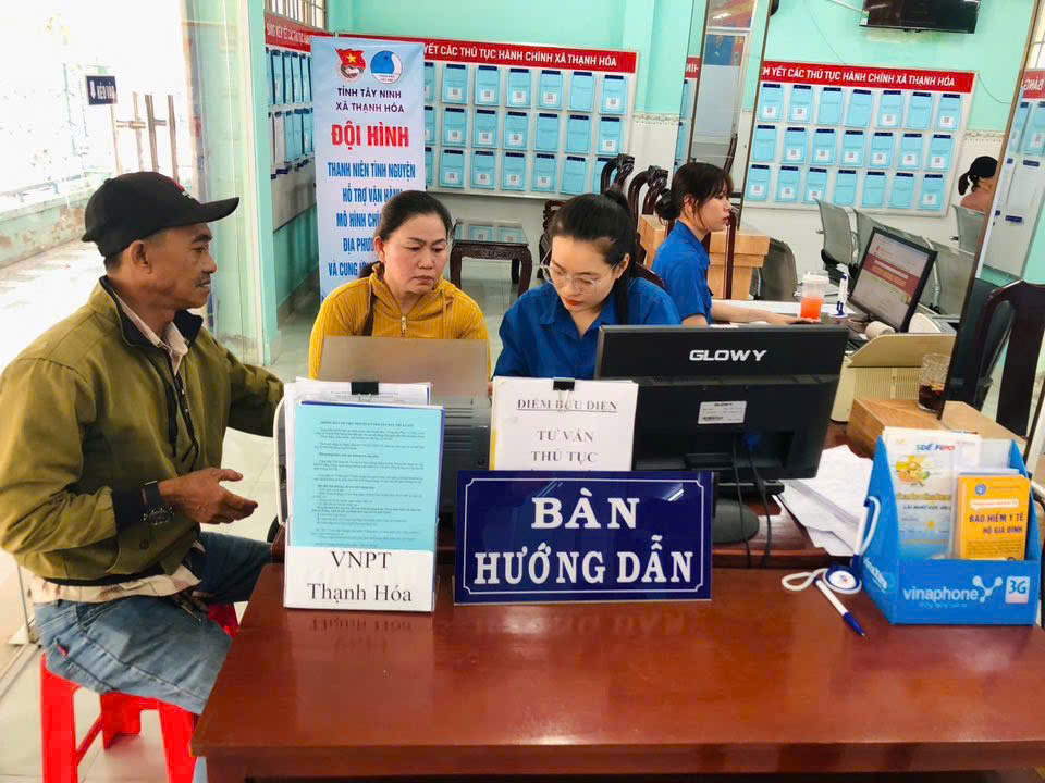 Người dân khi đến Trung tâm Phục vụ hành chính công xã Thạnh Hóa được hướng dẫn, kết nối mạng để thao tác nộp hồ sơ trực tuyến
