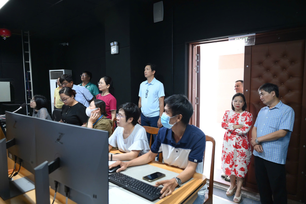 Đoàn công tác tham quan phim trường của Báo và phát thanh, truyền hình Khánh Hòa