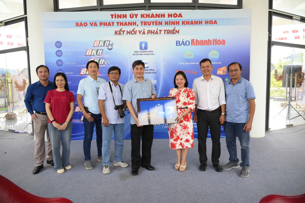 Đoàn công tác Báo và phát thanh, truyền hình Tây Ninh tặng quà lưu niệm cho đơn vị bạn