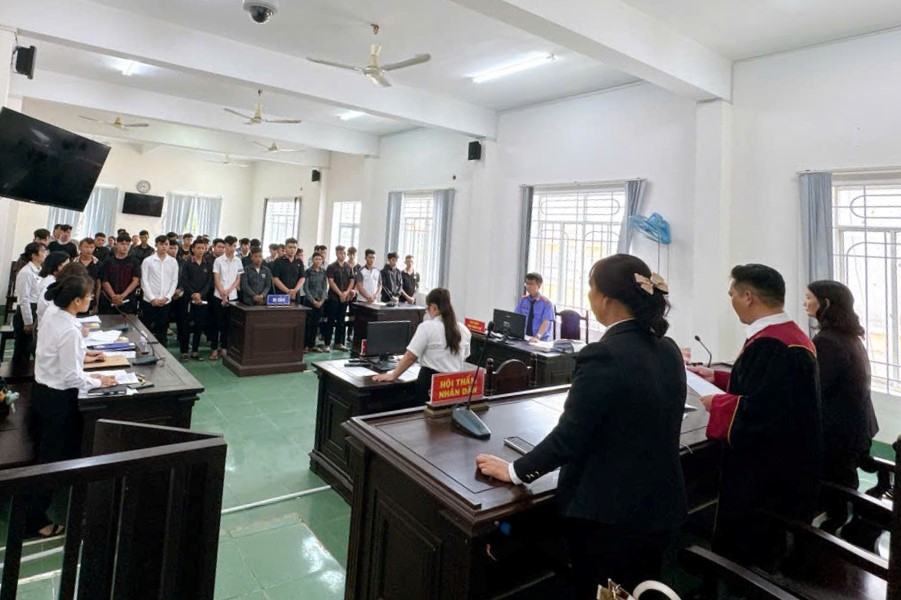 Các bị cáo tại phiên tòa xét xử