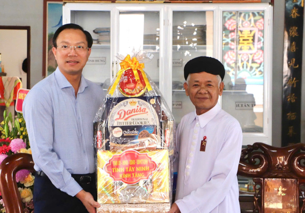 Ủy viên Ban Thường vụ Tỉnh ủy, Phó Chủ tịch UBND tỉnh Đoàn Trung Kiên (bên trái) tặng quà cho Ban đại diện Hội thánh Cao Đài Tòa Thánh Tây Ninh – Thánh thất Long An 