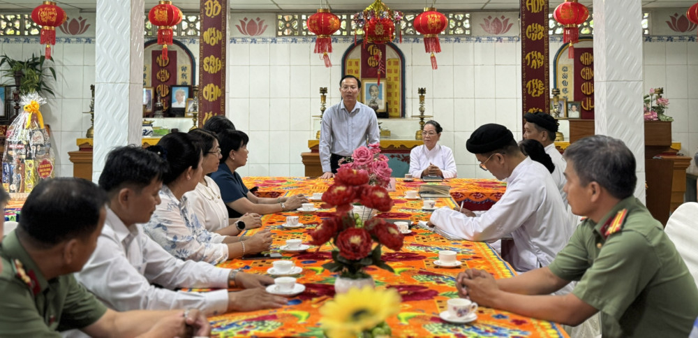 Tại Hội thánh Cao Đài Tiên Thiên – Thánh tịnh Thanh Minh Quang, Ủy viên Ban Thường vụ Tỉnh ủy, Phó Chủ tịch UBND tỉnh Đoàn Trung Kiên thông tin về tình hình kinh tế - xã hội tỉnh sau hợp nhất