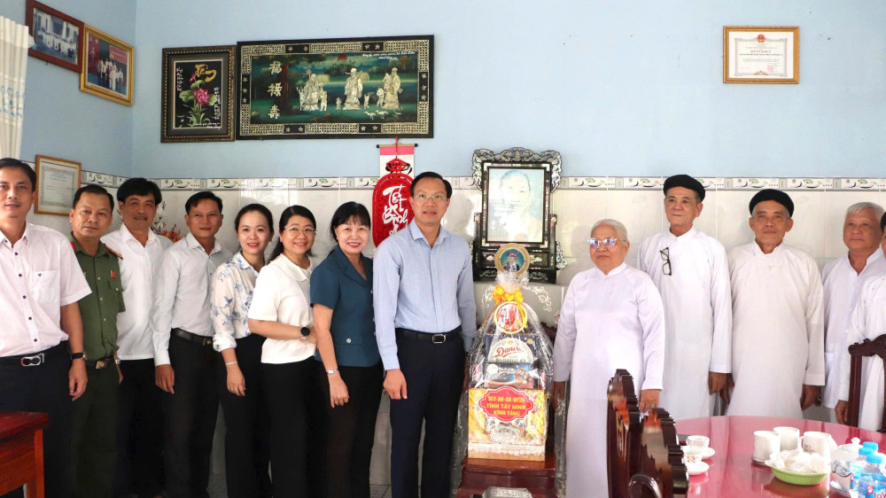 Đoàn công tác tặng quà cho Ban đại diện Hội thánh Cao Đài Chơn Lý – Thánh thất Bình Tâm