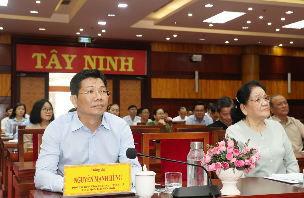 Phó Bí thư Thường trực Tỉnh ủy, Chủ tịch HĐND tỉnh Tây Ninh Nguyễn Mạnh Hùng dự tại điểm cầu tỉnh cơ sở 2