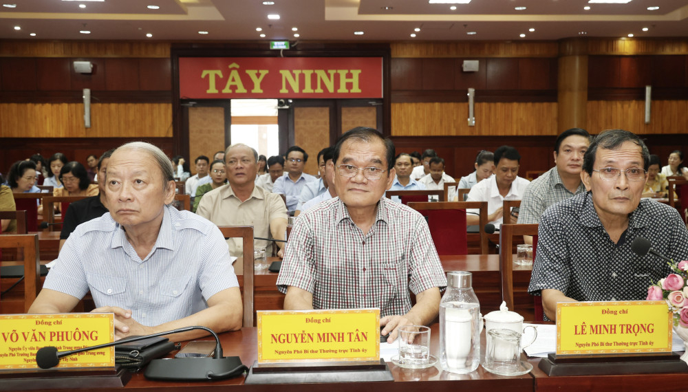 Các đồng chí nguyên lãnh đạo tỉnh Tây Ninh qua các thời kỳ dự tại điểm cầu tỉnh cơ sở 2