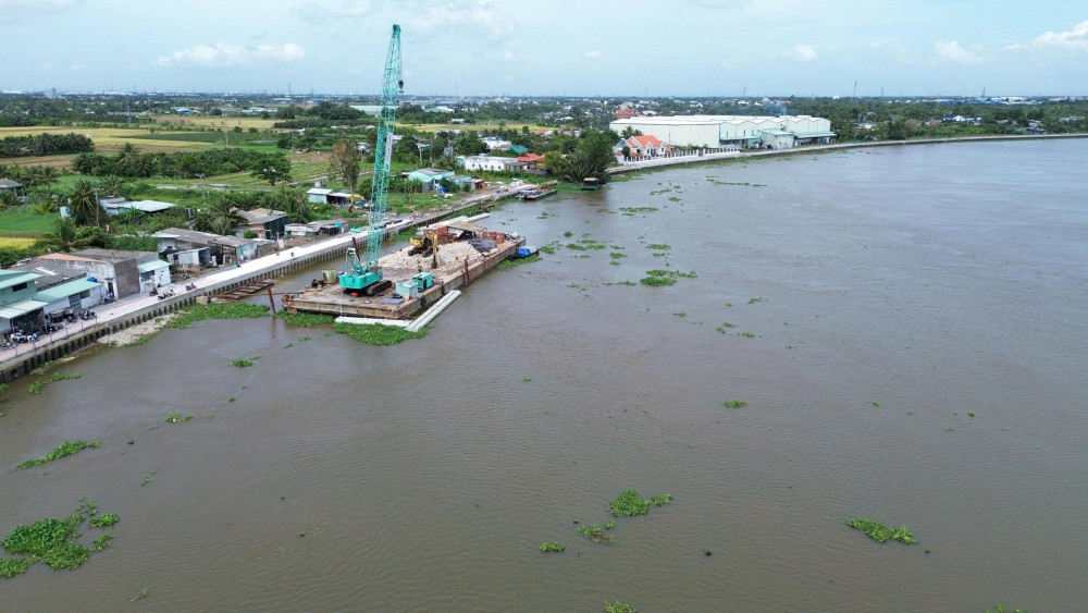 Kè Vịnh Đá Hàn (phường Long An) đang được đẩy nhanh tiến độ thi công