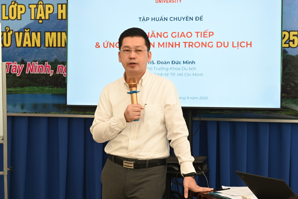 Thạc sĩ Đoàn Đức Minh - Phó Trưởng Khoa Du lịch, Trường Đại học Kinh tế TP.HCM truyền đạt kỹ năng giao tiếp và ứng xử trong du lịch