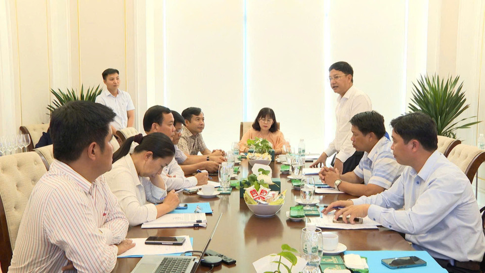 Lãnh đạo địa phương báo cáo về dự án với Đoàn công tác