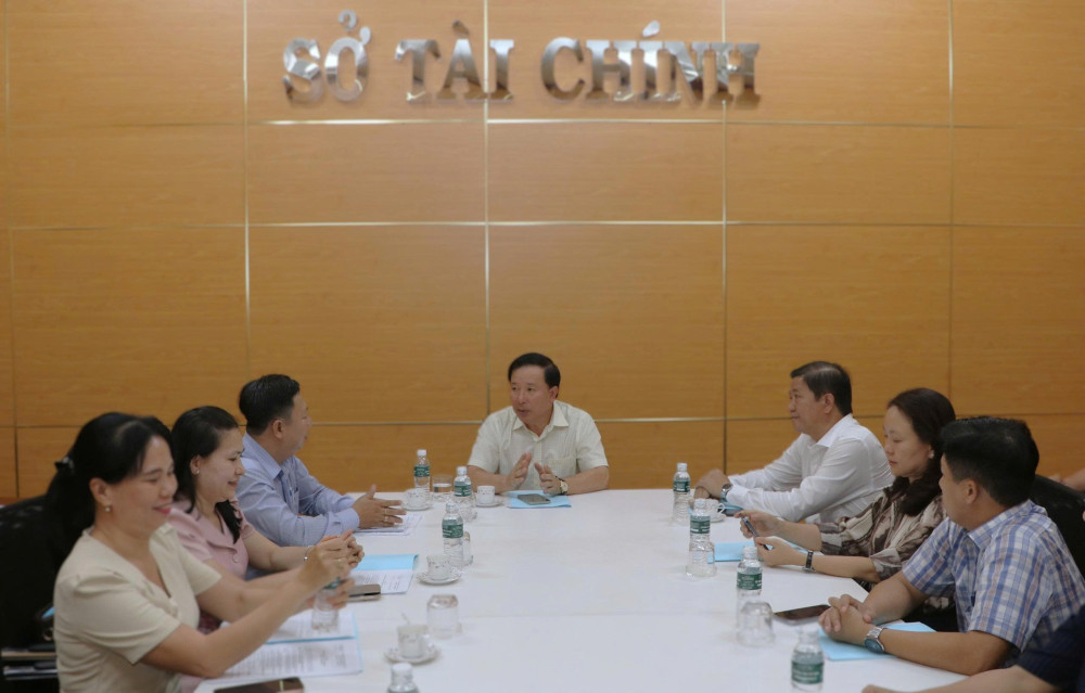 Chủ tịch UBND tỉnh Nguyễn Văn Út làm việc với Sở Tài chính tại cơ sở 2