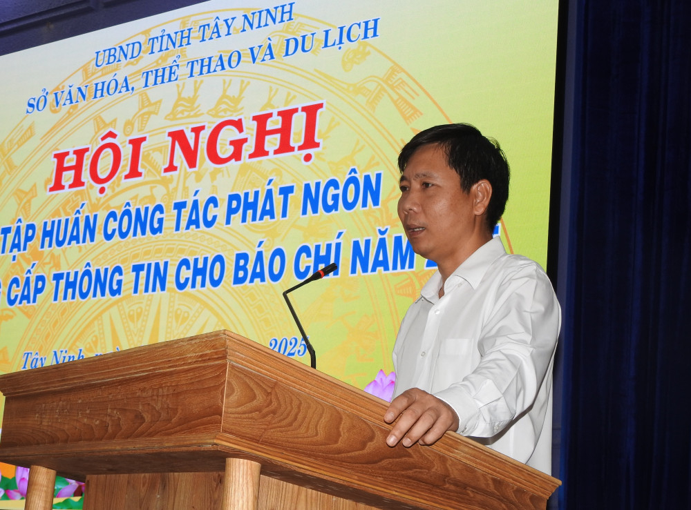 Phó Giám đốc Sở Văn hóa, Thể thao và Du lịch Lê Quang Chánh phát biểu tại hội nghị