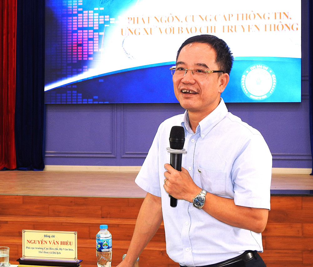 Phó Cục trưởng Cục Báo chí (Bộ Văn hóa, Thể thao và Du lịch) Nguyễn Văn Hiếu truyền đạt các nội dung liên quan đến buổi tập huấn