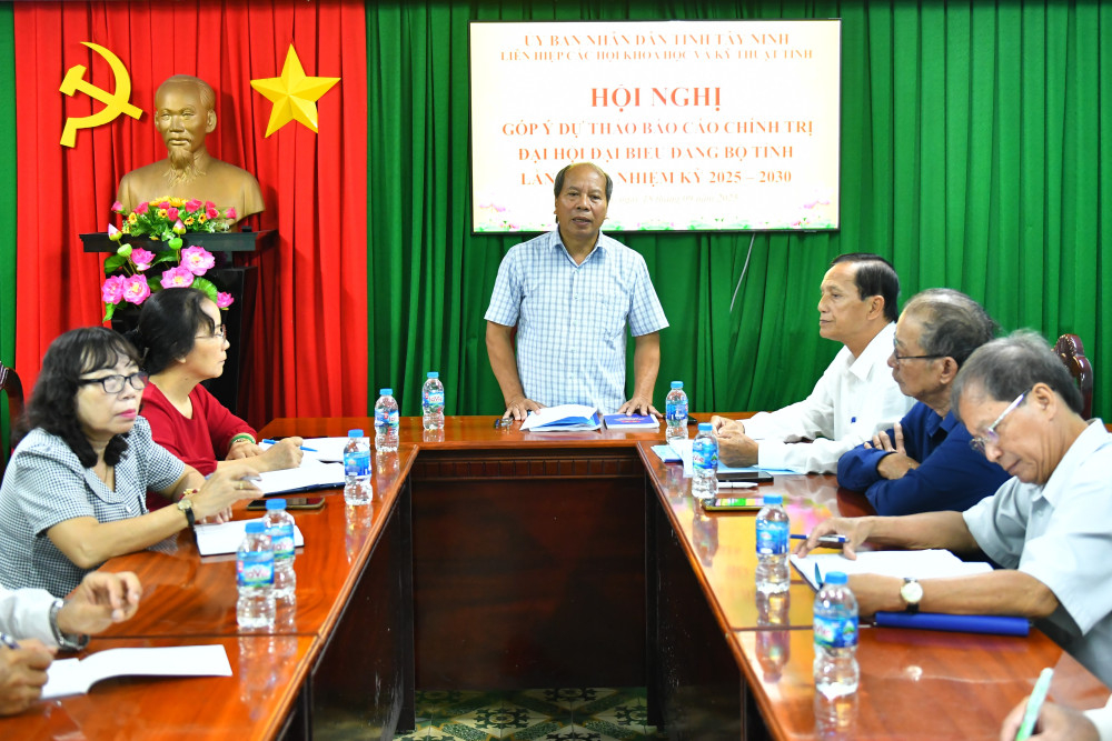 Chủ tịch Liên hiệp các Hội Khoa học và Kỹ thuật tỉnh Hoàng Đình Cán phát biểu tại hội nghị