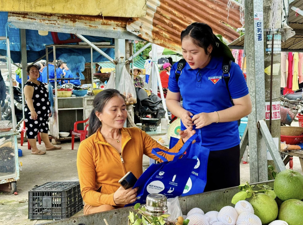 Đoàn viên, thanh niên tuyên truyền, vận động tiểu thương sử dụng túi thân thiện với môi trường tại chợ