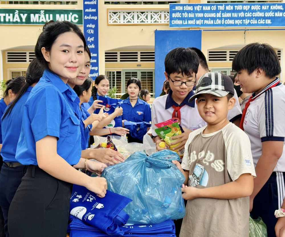 Đoàn viên, thanh niên đồng hành cùng học sinh trong hoạt động đổi rác thải nhựa lấy quà