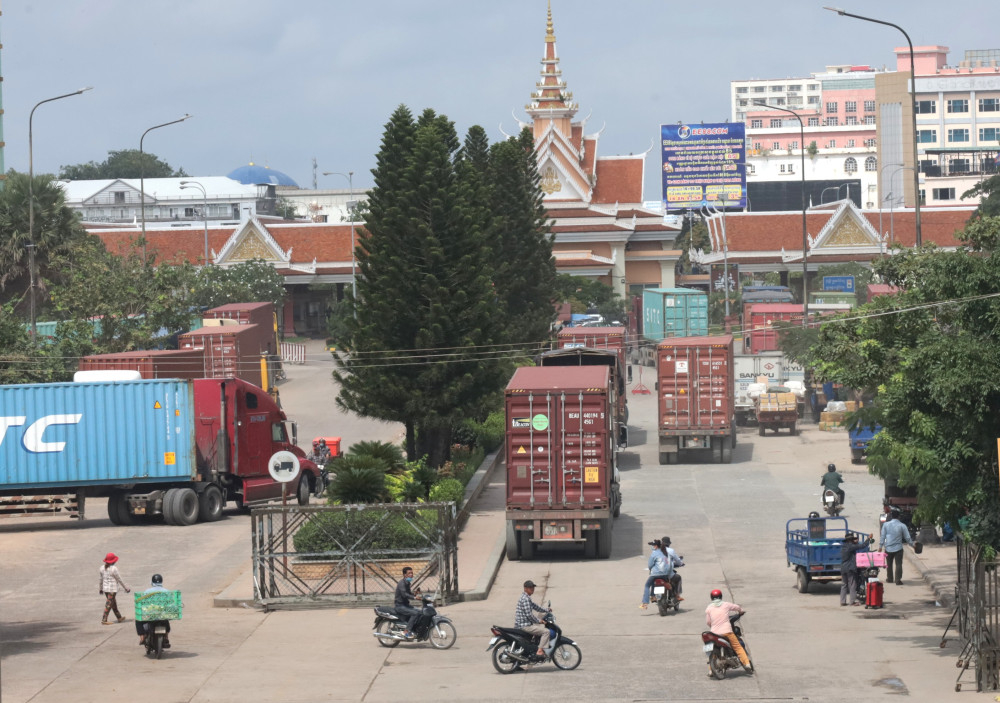 Hàng hoá chờ thông quan tại Cửa khẩu Quốc tế Mộc Bài