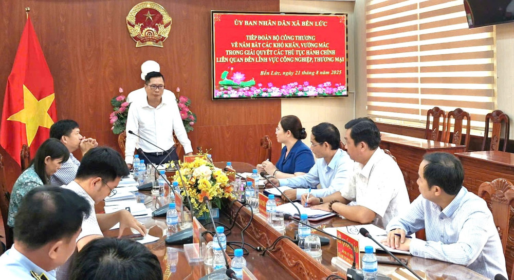 Phó Cục trưởng Cục Quản lý và Phát triển thị trường trong nước (Bộ Công Thương) Nguyễn Thành Nam và Đoàn công tác của Sở Công Thương làm việc với UBND xã Bến Lức