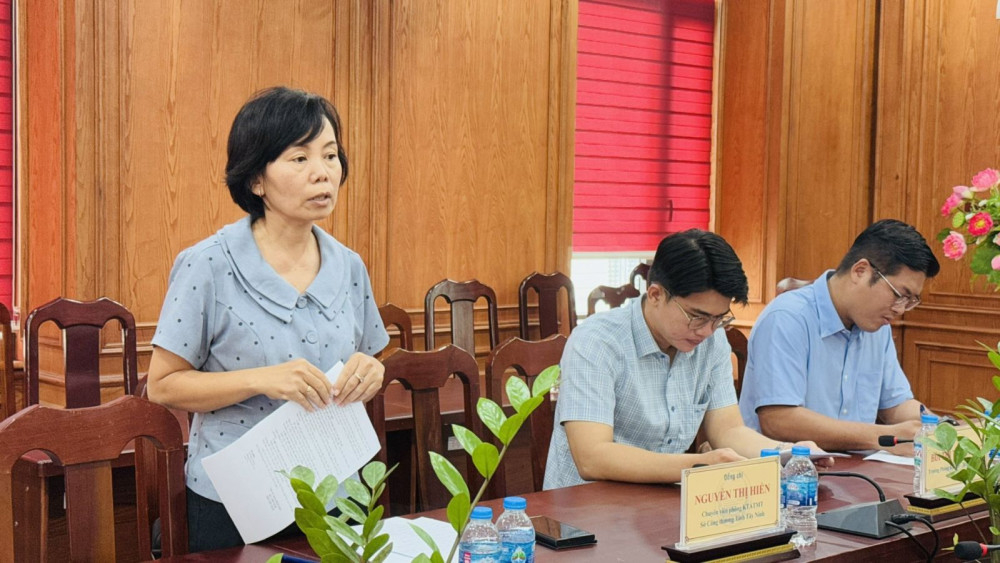 Thành viên Đoàn công tác phát biểu ý kiến