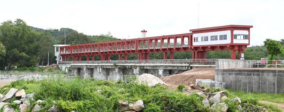 Đập chính hồ Dầu Tiếng 
