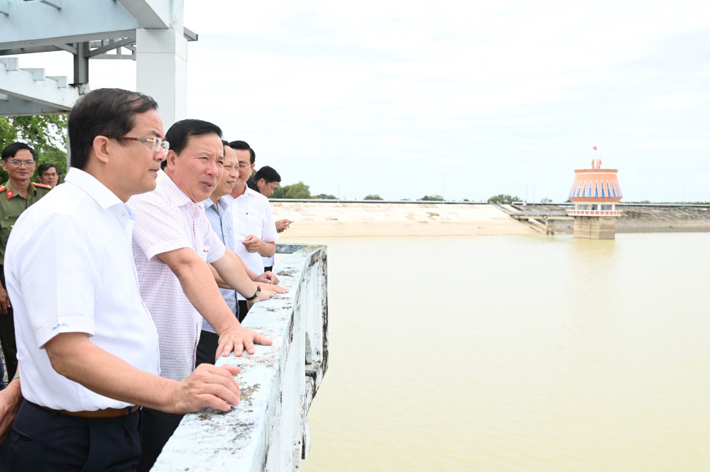 Lãnh đạo tỉnh quan sát thực tế hồ Dầu Tiếng