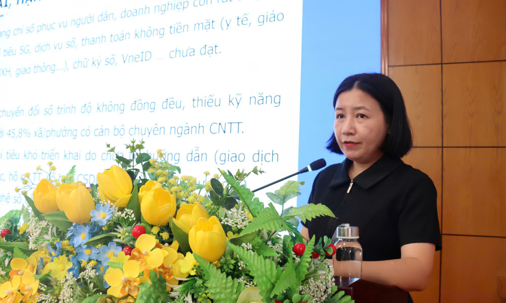 Giám đốc Sở Khoa học và Công nghệ tỉnh Tây Ninh Huỳnh Thị Hồng Nhung thông tin về tình hình triển khai công tác chuyển đổi số cấp xã trên địa bàn tỉnh 9 tháng năm 2025