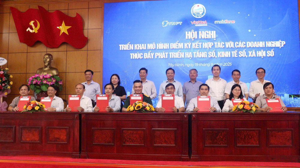 Lãnh đạo UBND 36 xã, phường ký kết biên bản hợp tác với các doanh nghiệp