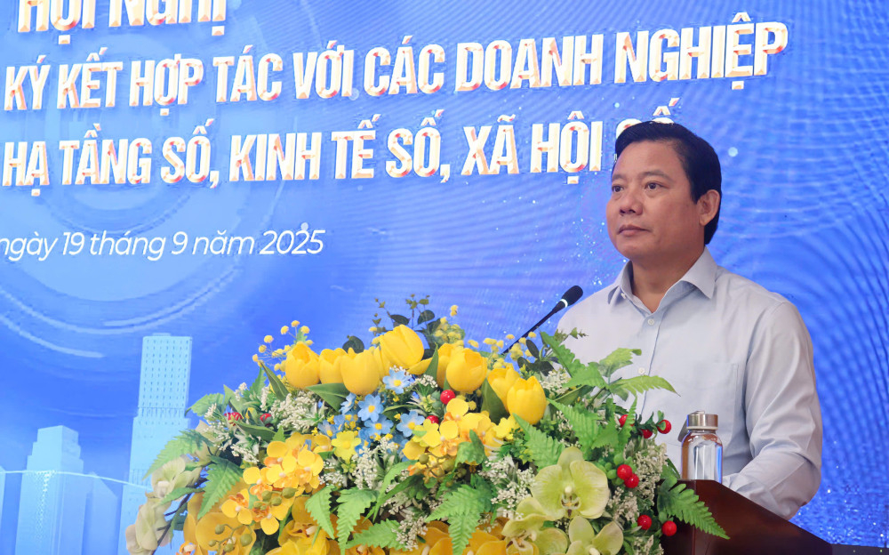 Phó Chủ tịch UBND tỉnh Phạm Tấn Hòa phát biểu tại hội nghị 