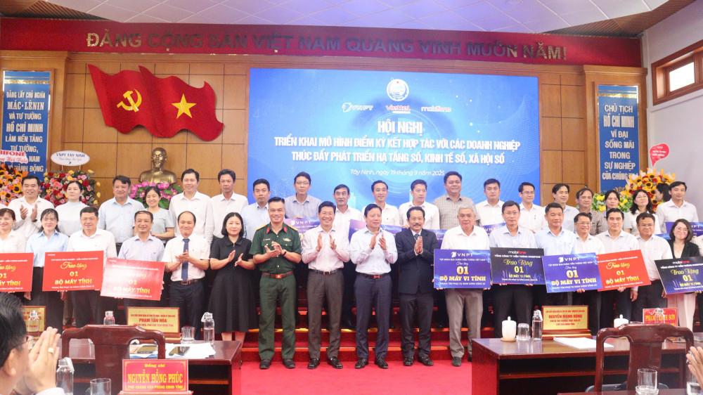 Doanh nghiệp trao tặng mỗi xã, phường 1 bộ máy tính đặt tại Trung tâm Phục vụ hành chính công để hỗ trợ người dân thực hiện nộp hồ sơ và thanh toán trực tuyến