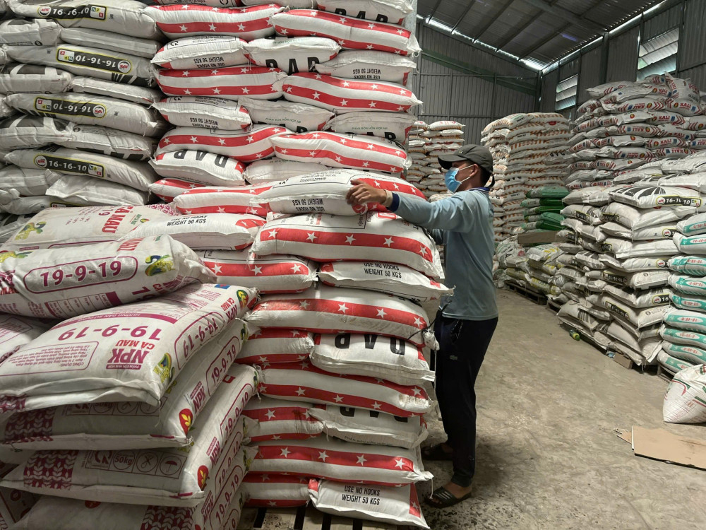 Giá phân bón tại các cửa hàng vật tư nông nghiệp trên địa bàn tỉnh tăng từ 10-15% so với năm 2024