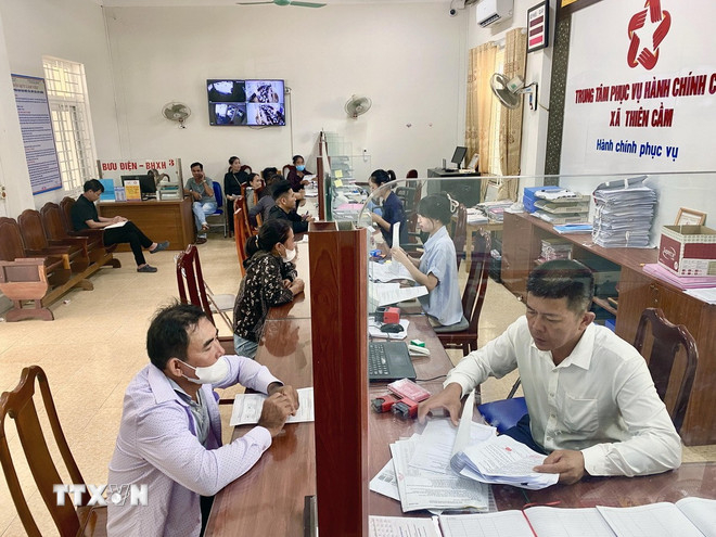 Người dân đến giao dịch tại Trung tâm phục vụ hành chính công xã Thiên Cầm (tỉnh Hà Tĩnh). (Ảnh: Hữu Quyết/TTXVN)