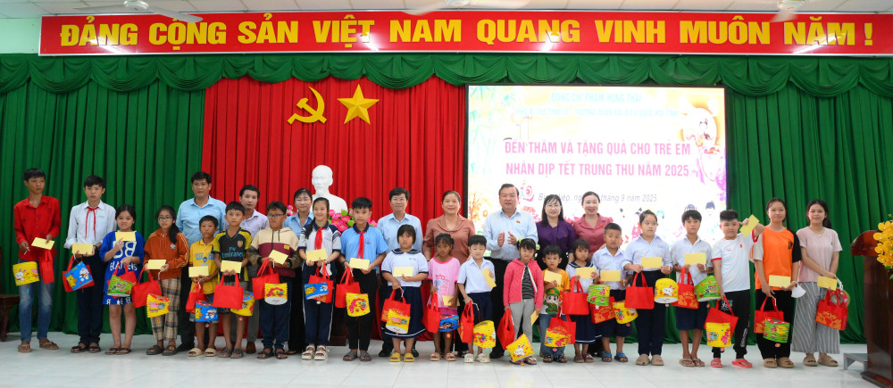 Phó Bí thư Tỉnh ủy, Trưởng đoàn đại biểu Quốc hội tỉnh Phạm Hùng Thái cùng các đại biểu trao quà cho trẻ em xã Bình Hiệp