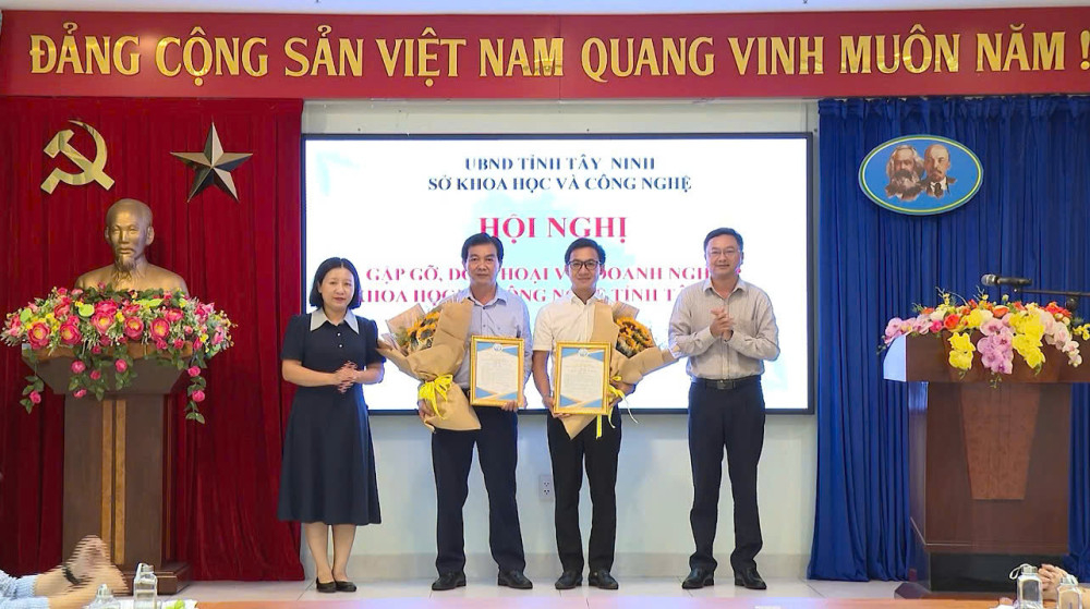 Đại diện Công ty TNHH Tân Nhiên nhận Giấy chứng nhận Doanh nghiệp khoa học và công nghệ (Ảnh: Tấn Duy)