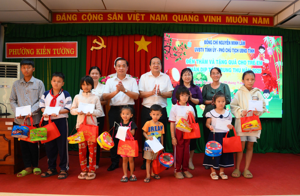 Ủy viên Ban Thường vụ Tỉnh ủy, Phó Chủ tịch UBND tỉnh Nguyễn Minh Lâm trao quà trung thu cho trẻ em tại phường Kiến Tường