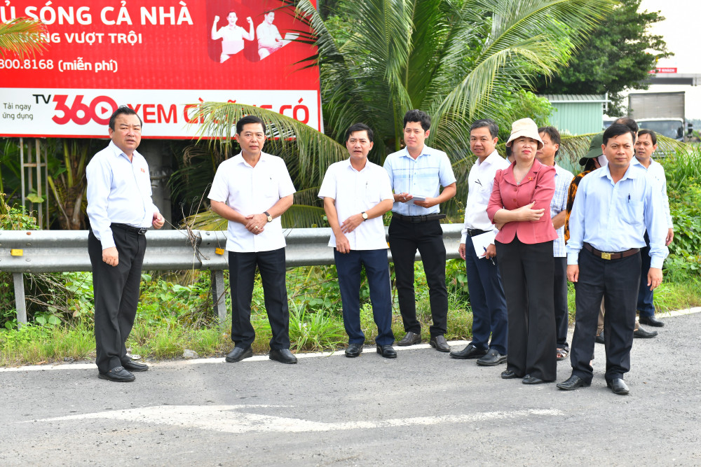 Đoàn khảo sát tại nút giao với Quốc lộ N2, xã Tân Thạnh