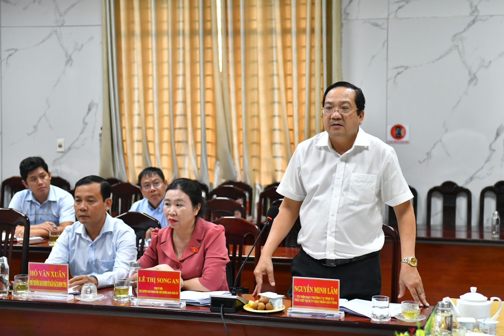 Ủy viên Ban Thường vụ Tỉnh ủy, Phó Chủ tịch UBND tỉnh Nguyễn Minh Lâm đề nghị Đoàn đại biểu Quốc hội tỉnh kiến nghị Trung ương sớm đầu tư tuyến Quốc lộ 62