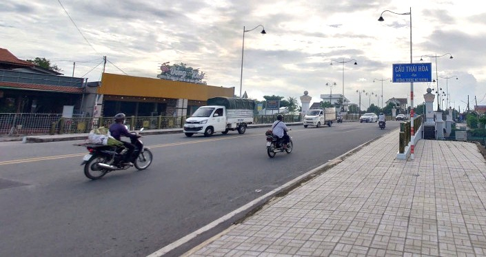Các phương tiện lưu thông qua cầu Thái Hòa