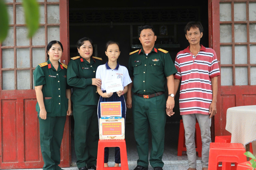 Đoàn đến thăm, tặng quà cho bé Trần Thị Thanh Thi, ngụ xã An Lục Long