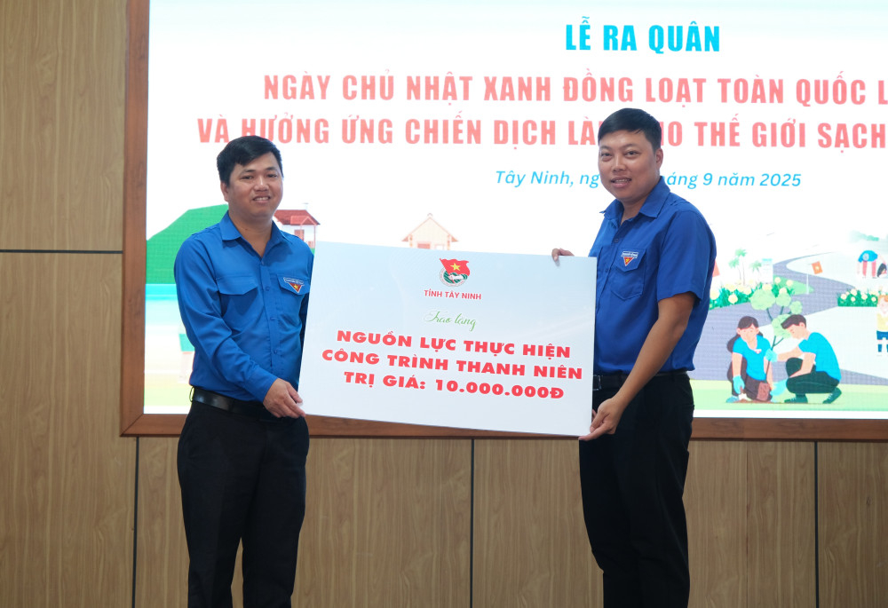 Phó Bí thư Tỉnh Đoàn Tây Ninh Phạm Văn Hậu (bên trái) trao bảng biểu trưng nguồn lực cho Bí thư Đoàn phường Long An Nguyễn Thái Nhân