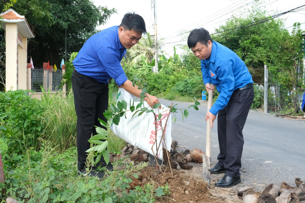 Trồng cây xanh tại khu vực nhà bia Hướng Thọ Phú