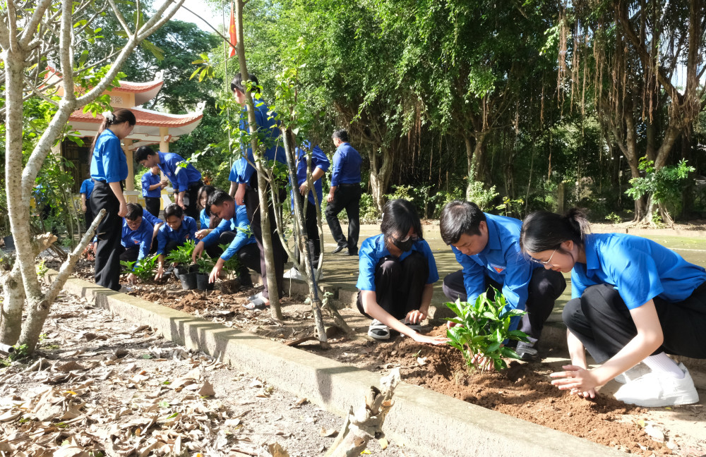 Đoàn viên, thanh niên Tây Ninh ra quân Ngày Chủ nhật xanh với tinh thần sôi nổi, nhiệt huyết
