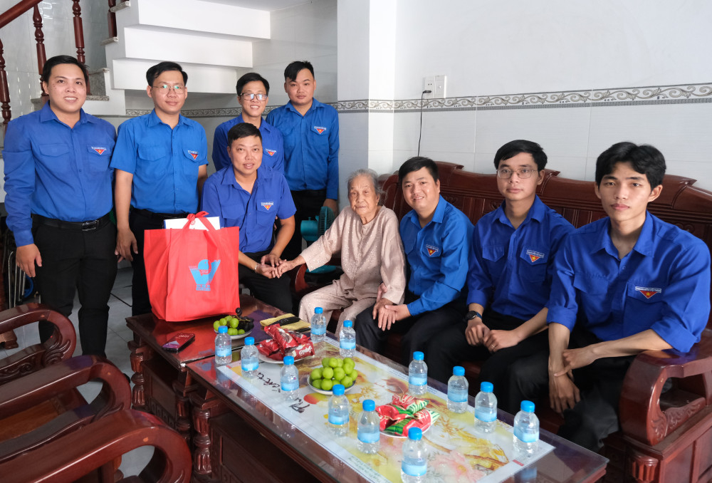 Tuổi trẻ Tây Ninh thăm hỏi, tặng quà Bà mẹ Việt Nam Anh hùng Huỳnh Thị Tiếu