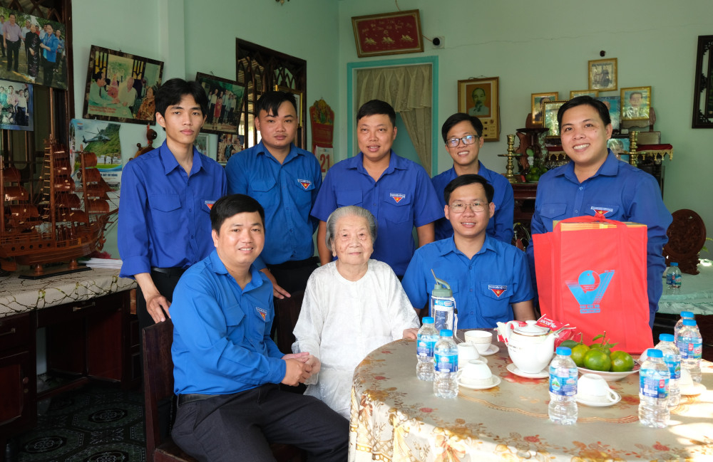 Tuổi trẻ Tây Ninh thăm hỏi, tặng quà Bà mẹ Việt Nam Anh hùng Phạm Thị Uyển