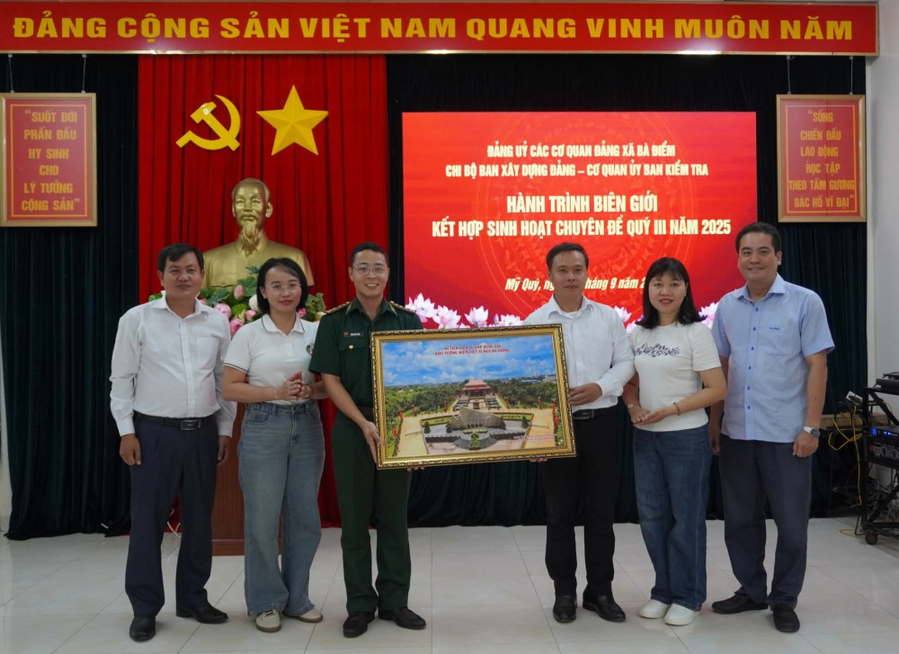 Đoàn tặng quà lưu niệm cho Đồn biên phòng cửa khẩu Mỹ Quý Tây