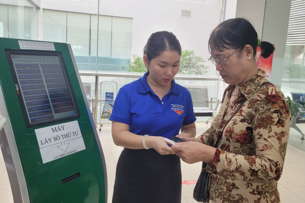 Người dân được hướng dẫn kỹ năng số và nộp hồ sơ trực tuyến
