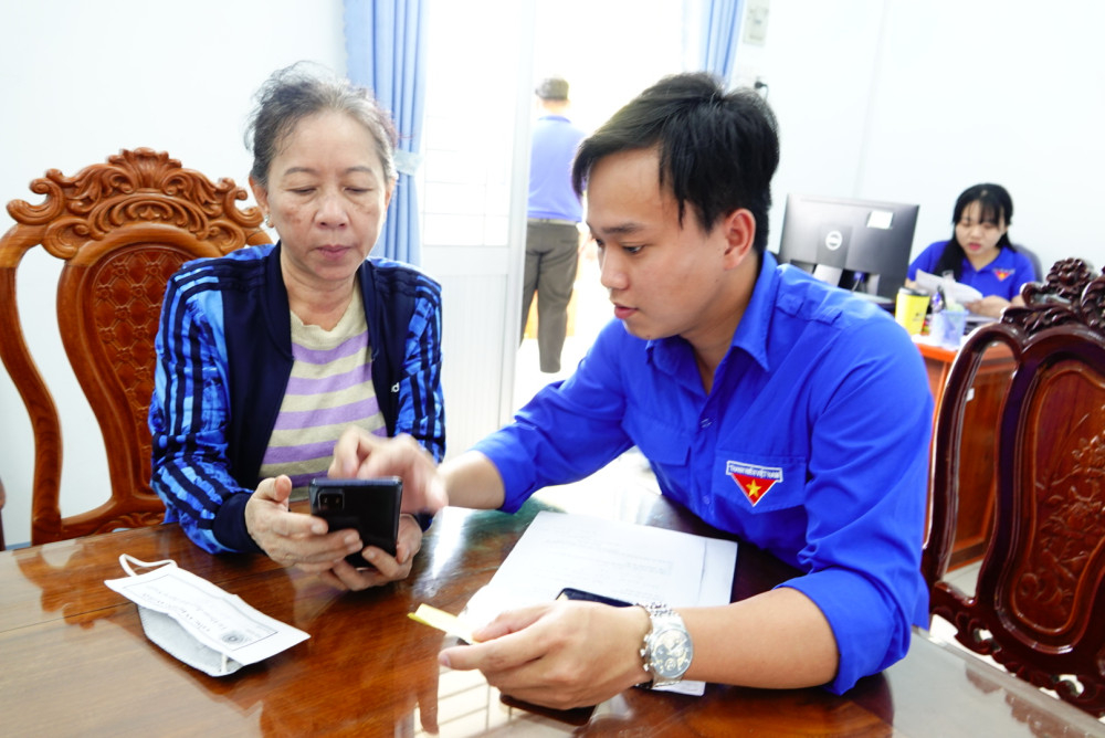 Đoàn viên hướng dẫn người dân cài đặt các ứng dụng trên điện thoại