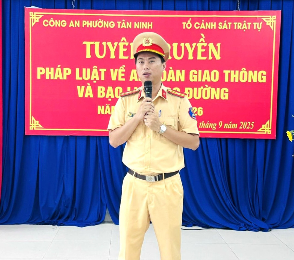 Thiếu tá Nguyễn Thái Hiếu tuyên truyền về an toàn giao thông cho học sinh
