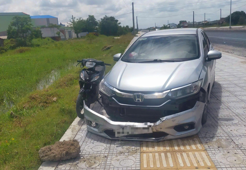 Chiếc xe ô tô của người dân bị hư ở phía trước